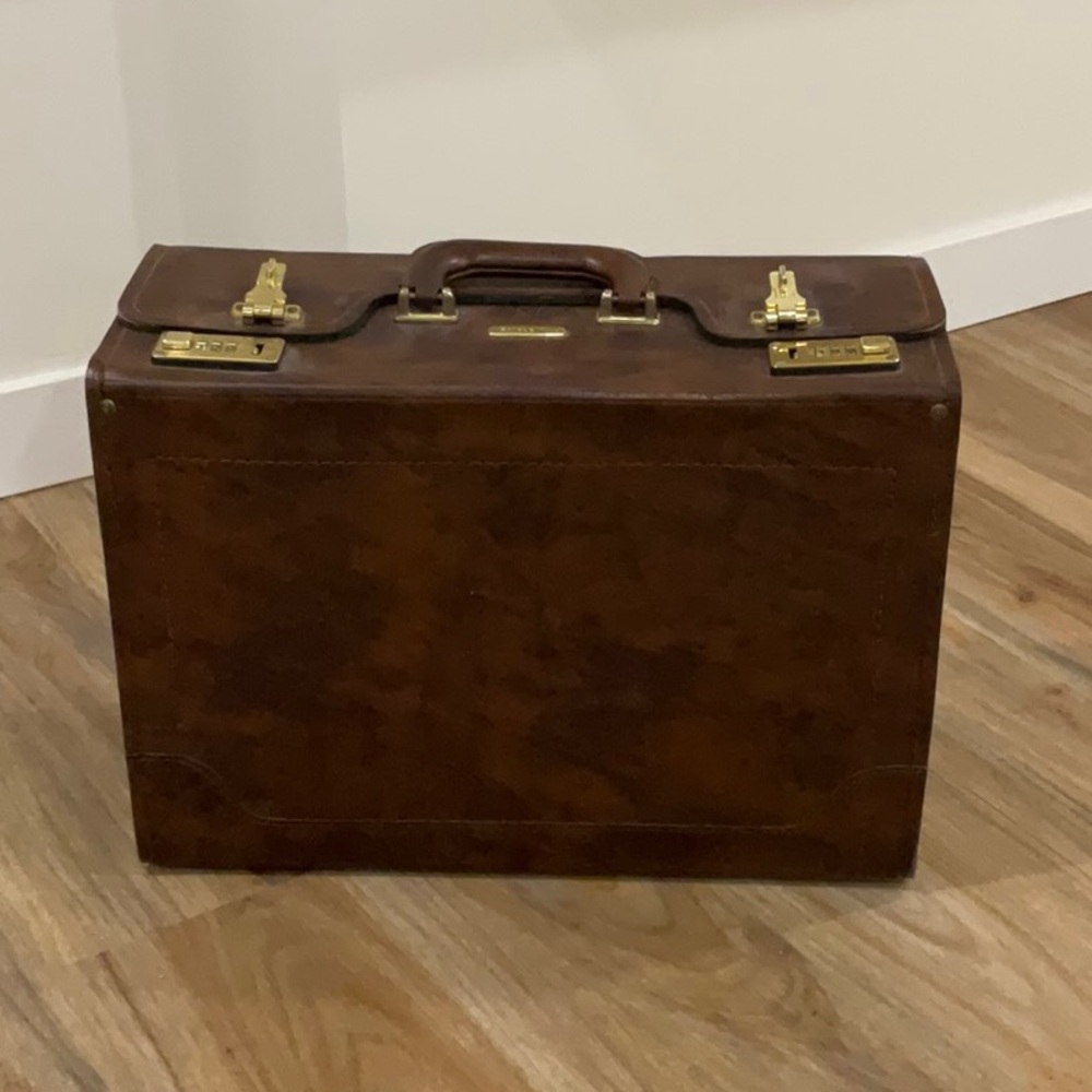 Large leather briefcase brown colour, unisex